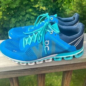 Womens 6 1/2 on cloud sneakers